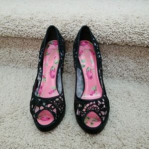 Black stain lace heels